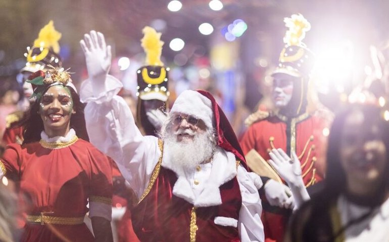 Moradores do Vergel e do Jacintinho se encantam com Desfile Natalino