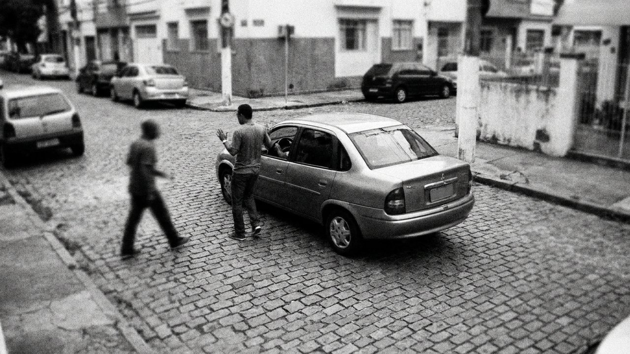 Flagrante mostra roubo de carro e motorista entregando veículo em Vila Isabel; veja vídeo