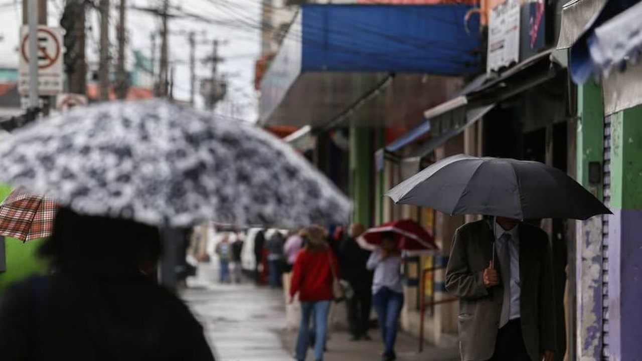 Chuva chega a SP, que deve ter mais frio nos próximos dias