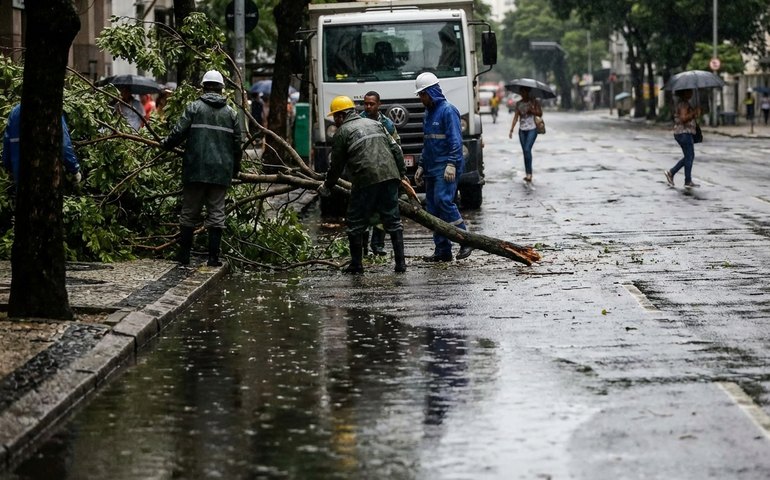 Rio entra em estágio 2 após fortes chuvas e ventos; há alagamentos e queda de árvore
