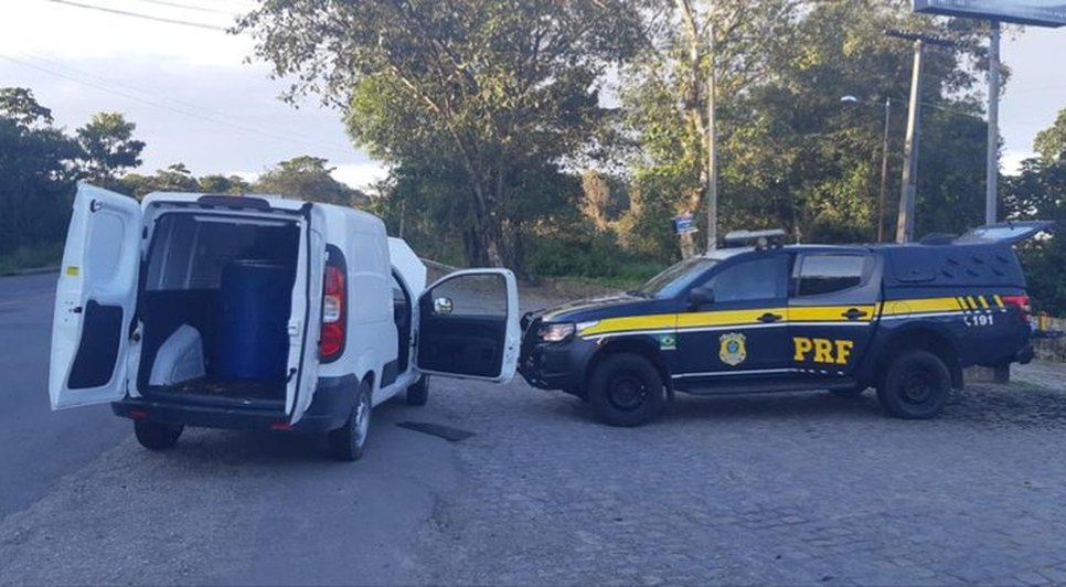 Três homens são presos por transportar mais de 100 kg de maconha em Sergipe / Foto: Foto: PRF/SE