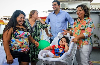 Prefeito entrega cadeiras de banho para crianças com microcefalia