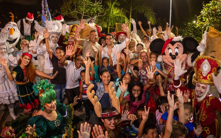 Prefeito JHC acompanha Parada de Natal no Benedito Bentes; programação continua hoje (21)