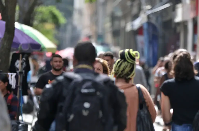 Diretores e gerentes negros ganham 34% menos que brancos, revela IBGE