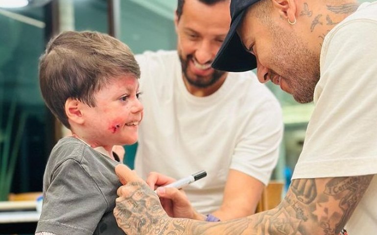 Menino Gui se encontra com Neymar e Nenê, e canta músicas de Vasco e Santos