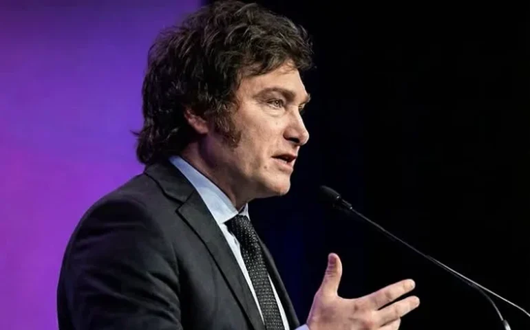 Milei compartilha apoio a Flávio Bolsonaro e bolsonaristas tentam sustentar pré-candidatura