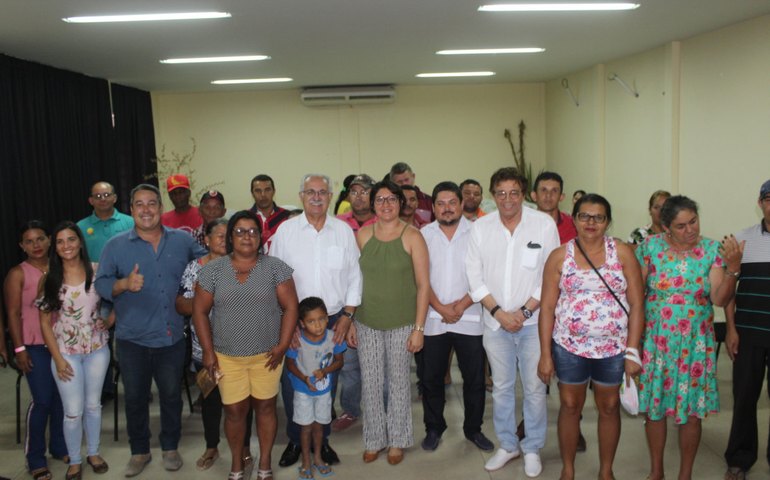Prefeitura entrega boletos pagos para agricultores que estavam inadimplentes
