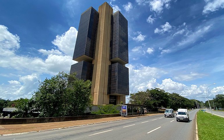 Taxa básica de juros só deve cair a partir de agosto, avalia IFI