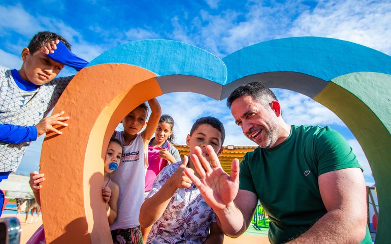 Em clima de festa, Paulo Dantas assina ordem de serviço e inaugura obras
