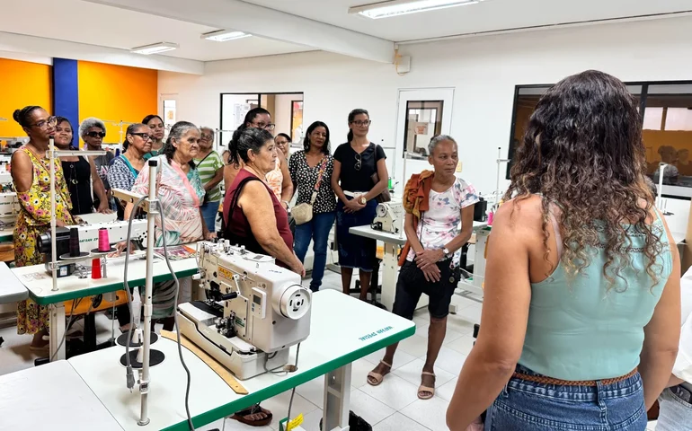 Mesa de Costura inicia atividades com visita a ateliê e projeta geração de renda a partir do reaproveitamento de jeans