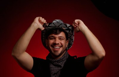 Matheus Fonttes resgata canções antigas de forró em grande show nesta sexta