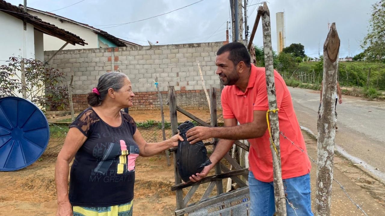 Vereador Nego das Brenhas realiza entrega de peixes em Santana do Mundaú
