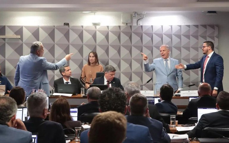 Ex-presidente do INSS fica em silêncio durante CPMI e irrita parlamentares