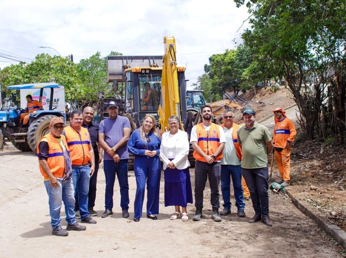 Prefeita Tia Júlia acompanha fase final das obras da Avenida Norte/Sul, em Palmeira