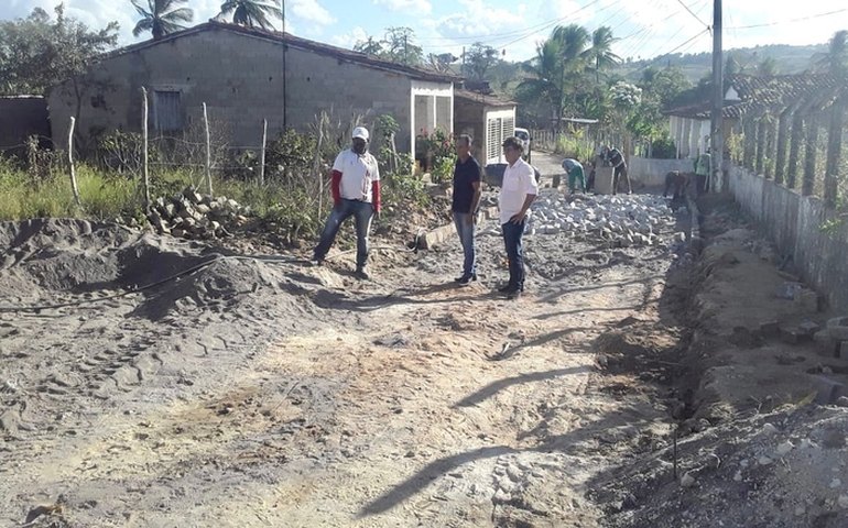 Prefeito e vice-prefeito verificam andamento de obras no Povoado Tapera em Anadia