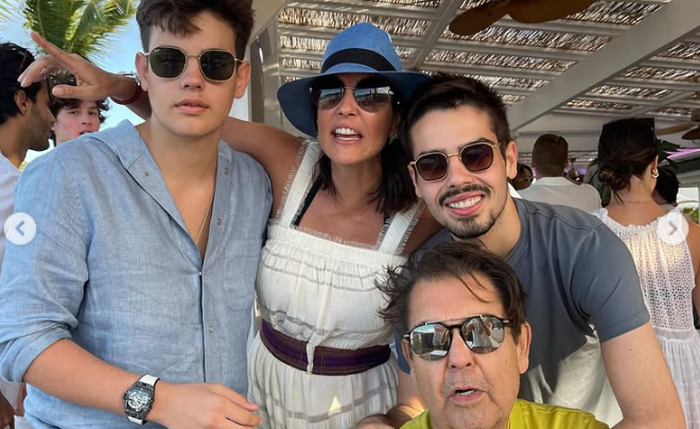 João Silva compartilha nova foto com Faustão, a esposa e os irmãos