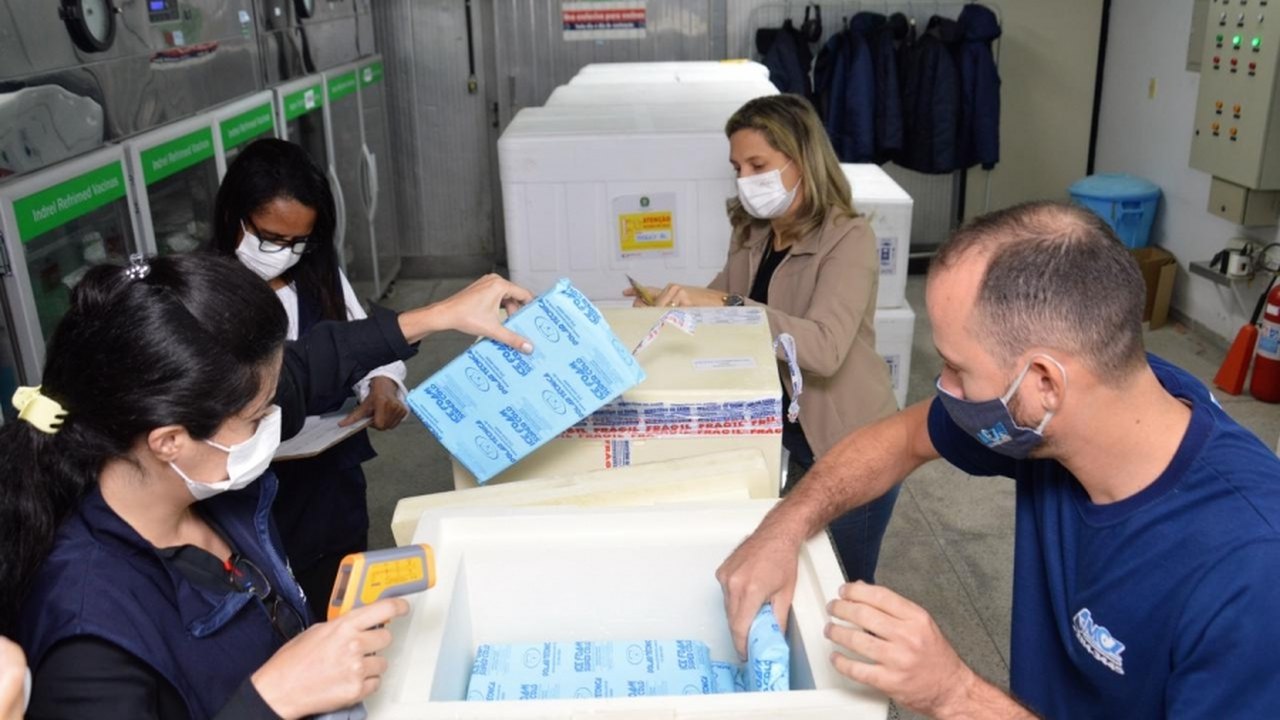 Alagoas recebe 100.950 doses de vacinas contra Covid-19
