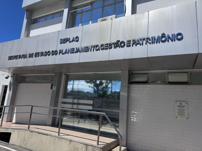 Policiais civis ocupam a Seplag e só deixarão o local após reunião com a secretária Paula Dantas