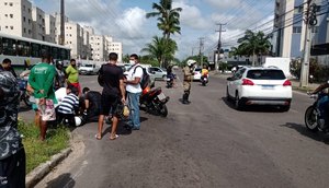 Motociclista e outros dois veículos se envolvem em grave acidente de trânsito na Zona Sul de Aracaju