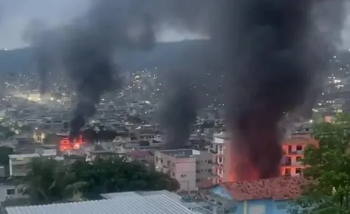 Blindados e helicópteros participam da Operação Contenção no Rio de Janeiro