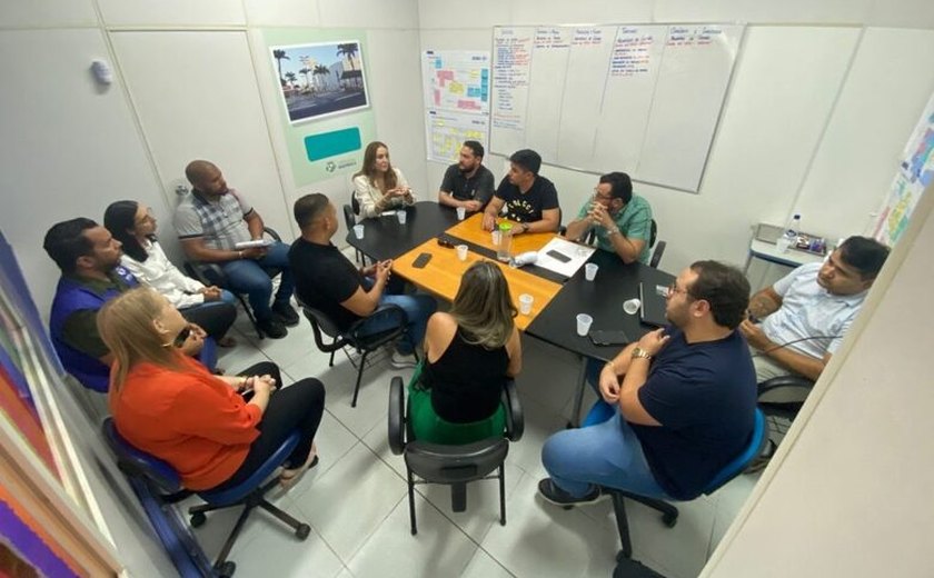 Prefeitura e empresas de publicidade iniciam processo de reordenamento de outdoors no município