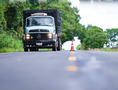Caminhão trafega pela GO-164, em trecho reconstruído em São Miguel do Araguaia, no Norte de Goiás..PNG 