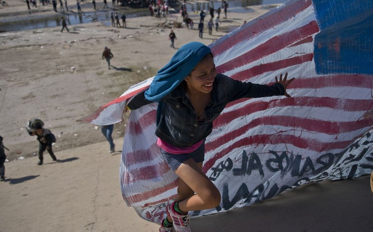 Justiça bloqueia ordem executiva de Trump que põe fim à cidadania para filhos de imigrantes