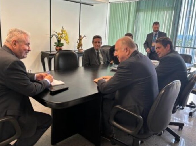 Ziulkoski se reúne com senador que relatou projeto da desoneração dos Municípios