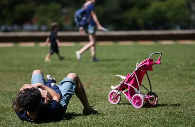 Licença-paternidade de até 20 dias é aprovada no Senado