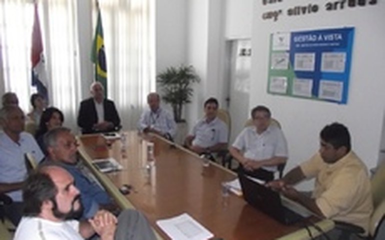 Casal reúne técnicos para avaliar trabalhos em coletor de esgoto