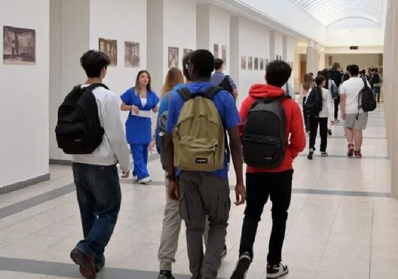 Polêmica: adolescente acusado de praticar bullying sai algemado de sala de aula pela polícia, na França