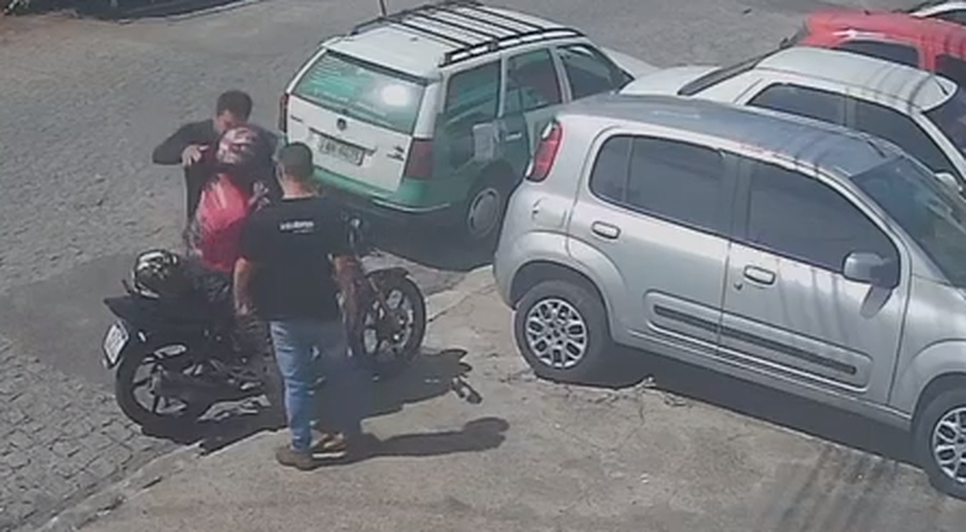 Briga de trânsito termina com motoboy agredido em Aracaju