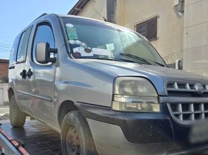 Suspeito de transporte irregular deixa crianças trancadas em veículo