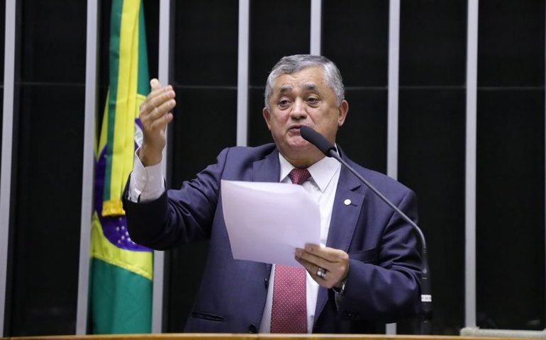 Líder do governo tenta acelerar na Câmara aposta do Planalto para ampliar pena em queimadas