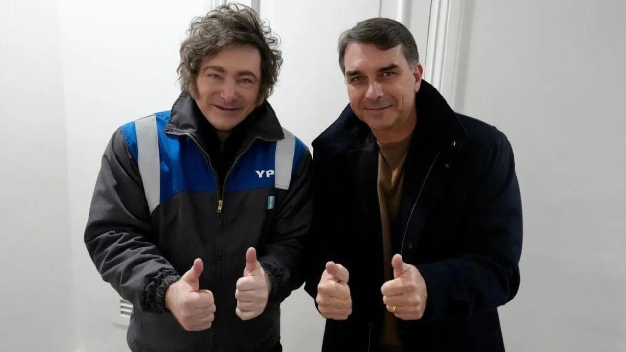 Milei diz torcer por Flávio Bolsonaro