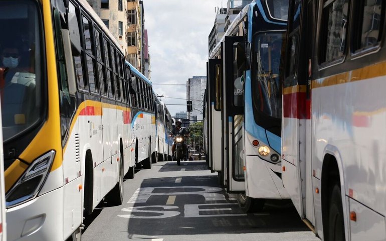 Rodoviários fazem greve em Recife