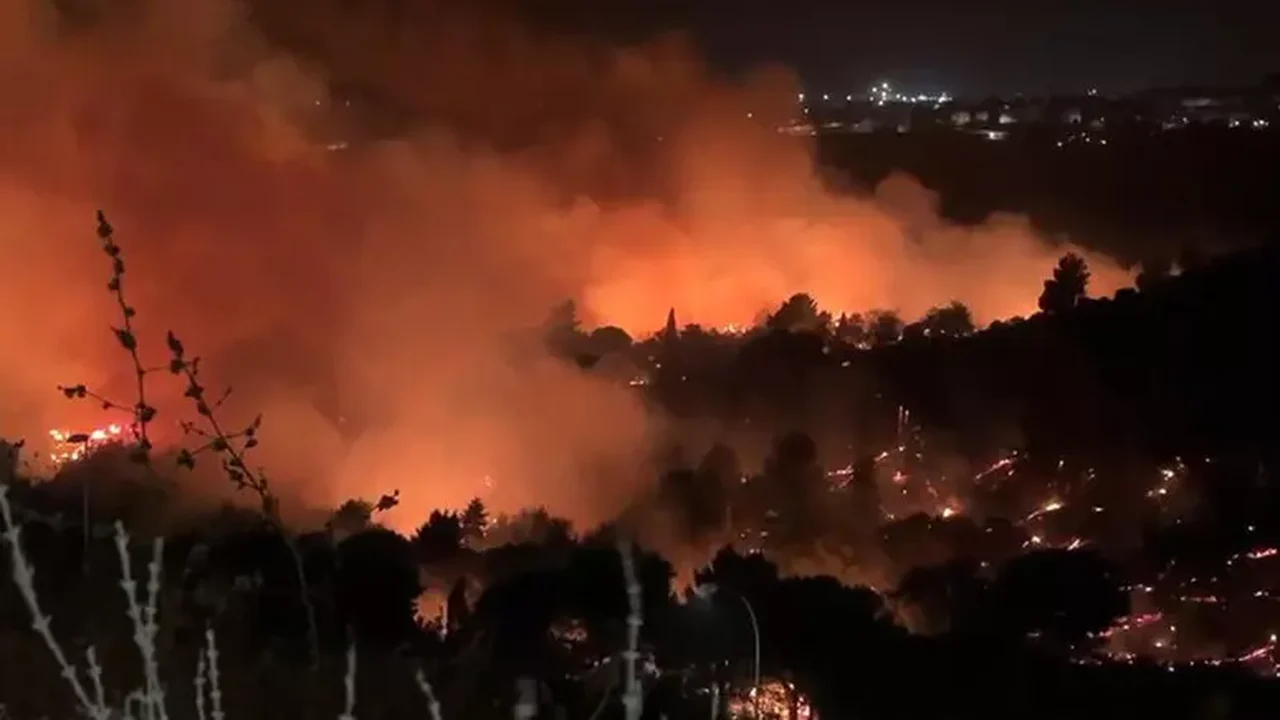 Incêndios florestais se espalham pela Itália e provocam evacuações na Sicília