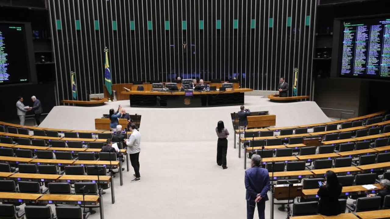 Entidades defendem projeto que proíbe alimentação forçada de animais
