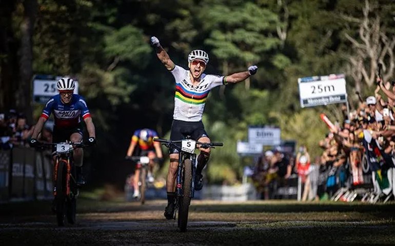 Nino Schurter vence etapa da Copa do Mundo de Mountain Bike no Brasil