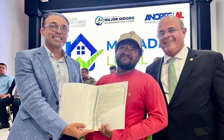 Prefeito Theobaldo Cintra entrega títulos de propriedade em Major Izidoro