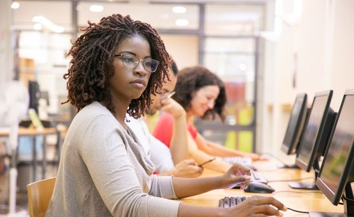 Mulheres ocupam 30,9% dos empregos em grandes empresas de Alagoas
