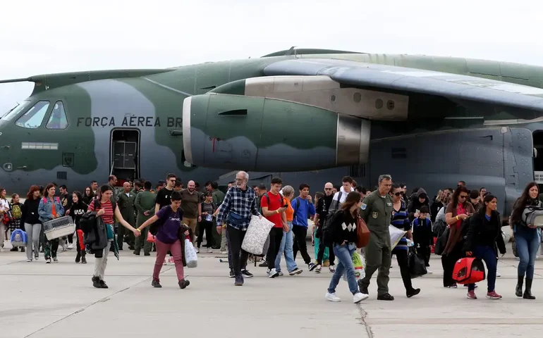 Voo para resgate de mais brasileiros em Gaza decola para o Egito