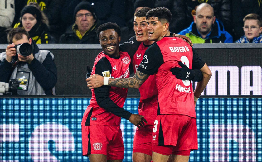 Leverkusen faz três gols em 19 minutos, vence o Borussia e esquenta briga no topo do Alemão