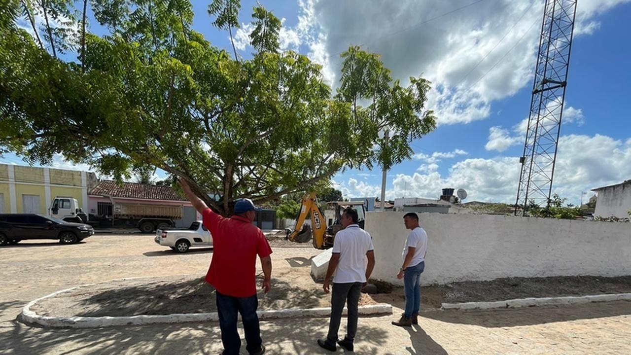 Prefeito Celino Rocha acompanha obras de construção de duas praças em Anadia