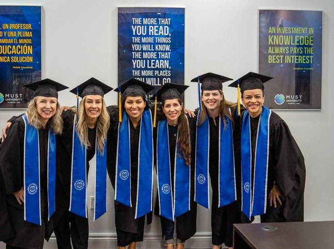 Mês da Mulher: brasileiras lideram busca por especialização internacional visando crescimento profissional, diz estudo