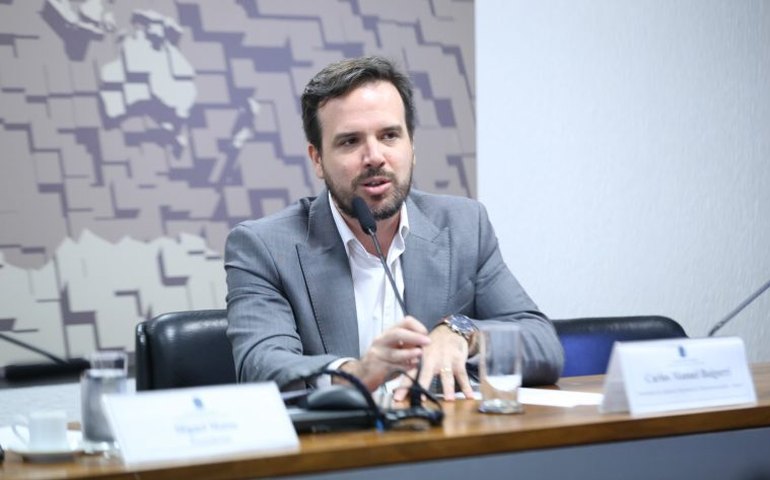 Presidente da Anatel defende projeto de lei alternativo para regular redes sociais