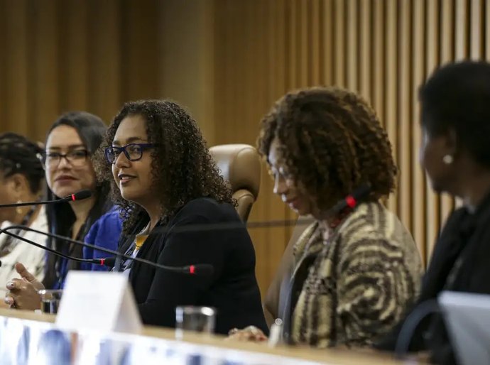 Negros em cargos do Executivo têm origem popular e alta qualificação