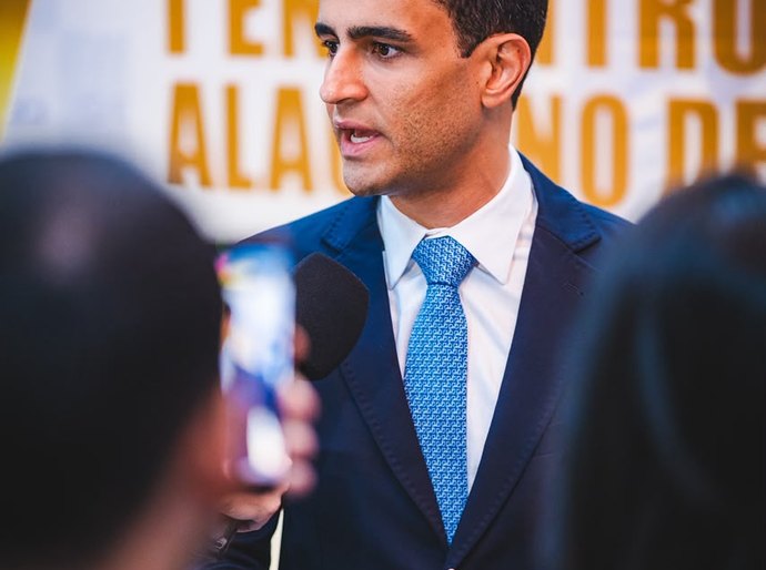 JHC cobra explicações de Paulo Dantas após permanência de filho de secretário investigado pela PF em cargo no Governo de Alagoas