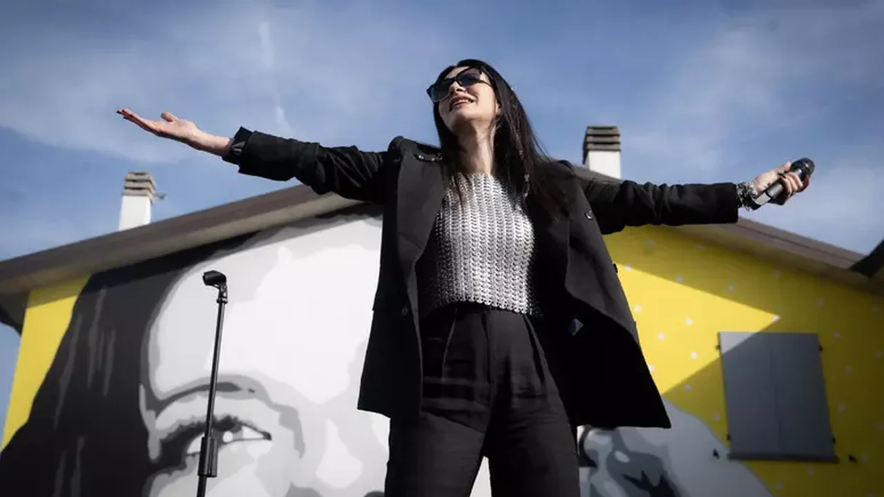 Laura Pausini faz aparição surpresa em show de Shakira em Madri