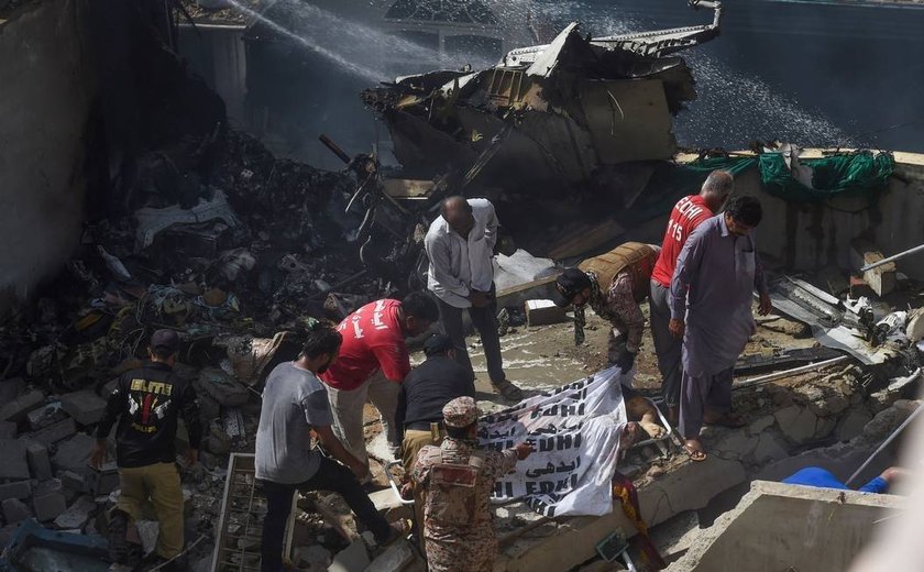 Avião com ao menos 99 pessoas cai em área residencial em Karachi, no Paquistão